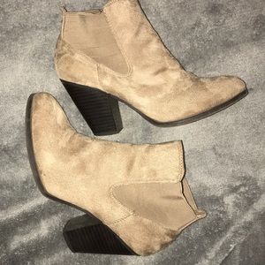 Ankle boots with heels (elastic around the ankle)